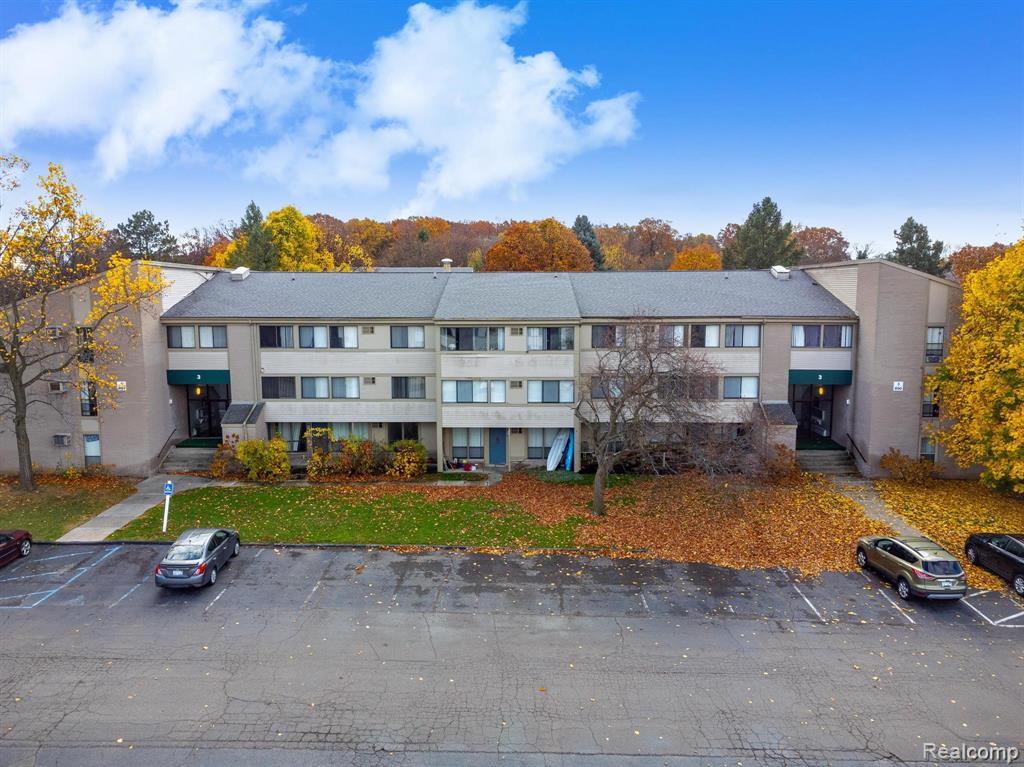 930 VILLAGE GREEN Lane, Waterford, MI 48328 — Photo 4