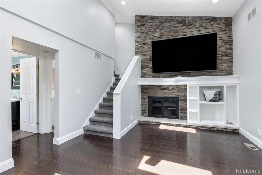 790 Hillcliff Drive, Waterford, MI 48328 — Photo 2