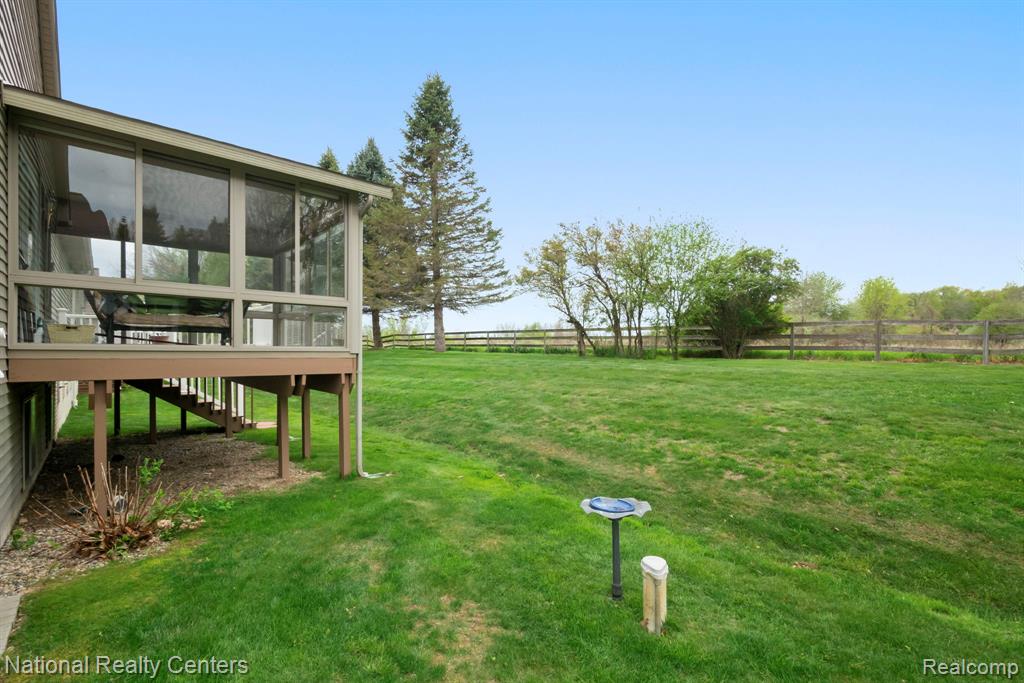 7221 Hawthorne Circle, Goodrich Vlg, MI — Photo 4
