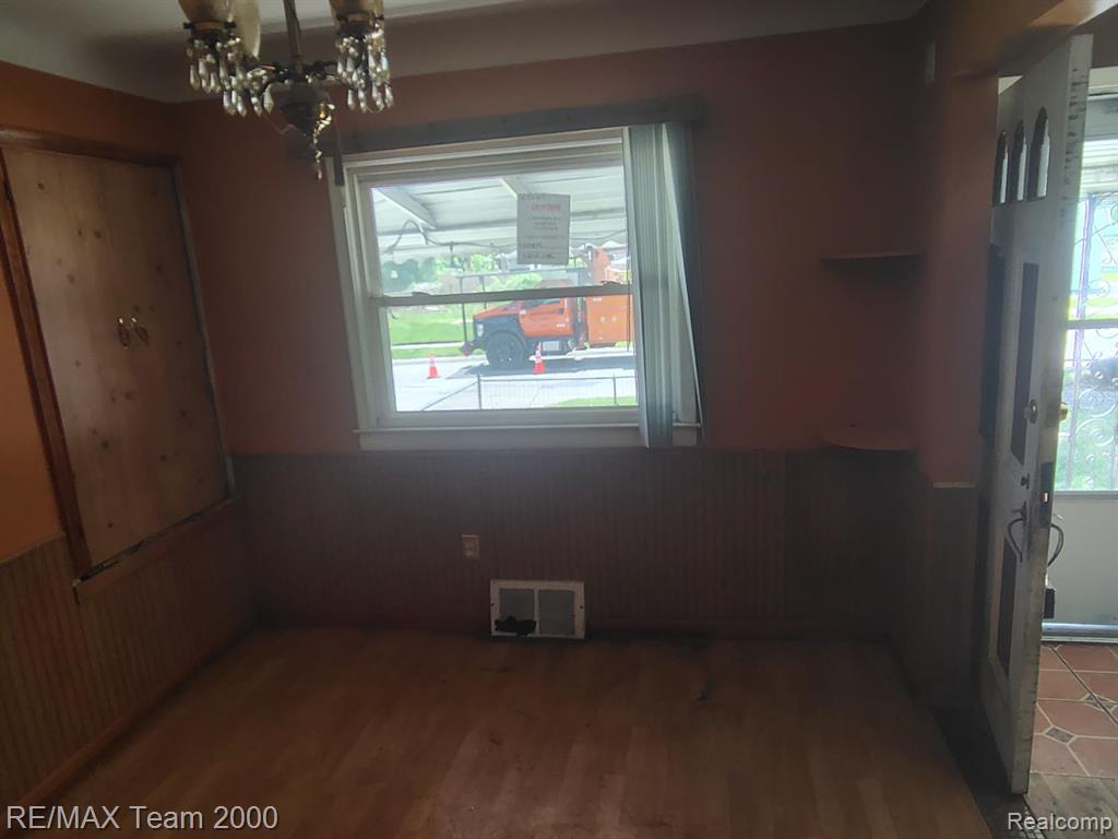 24806 Frisbee Street - Photo 5