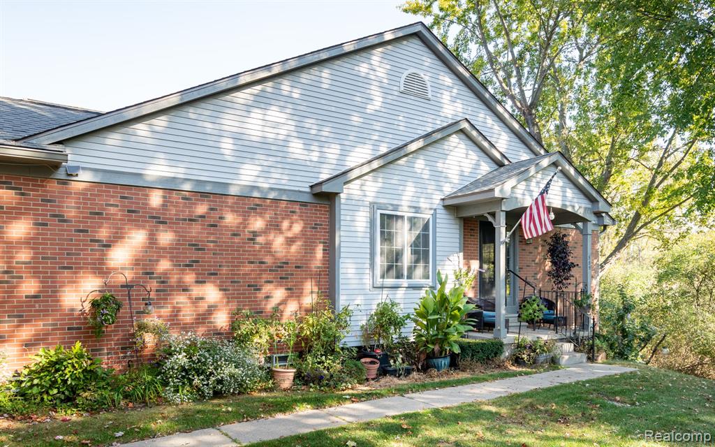 585 Winwood Circle, Walled Lake, MI 48390 — Photo 5