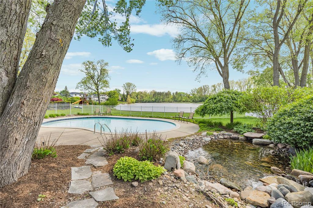 4700 S Valleyview Road, West Bloomfield, MI 48323 — Photo 41