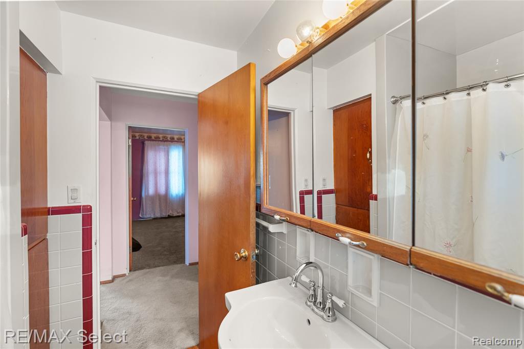 4298 Farmcrest Street, Burton, MI 48509 — Photo 20