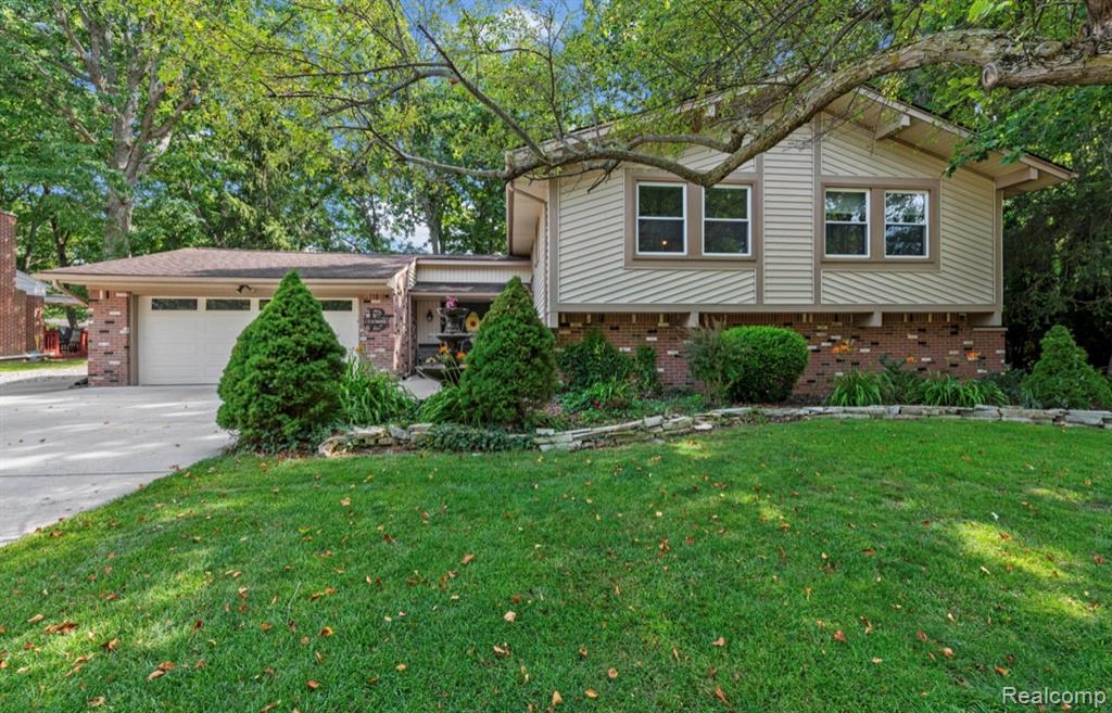 8369 Burning Bush Road, Grosse Ile, MI 48138