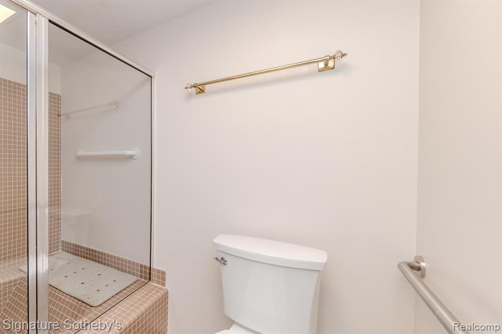 6015 PEBBLE LANE, West Bloomfield, MI — Photo 43