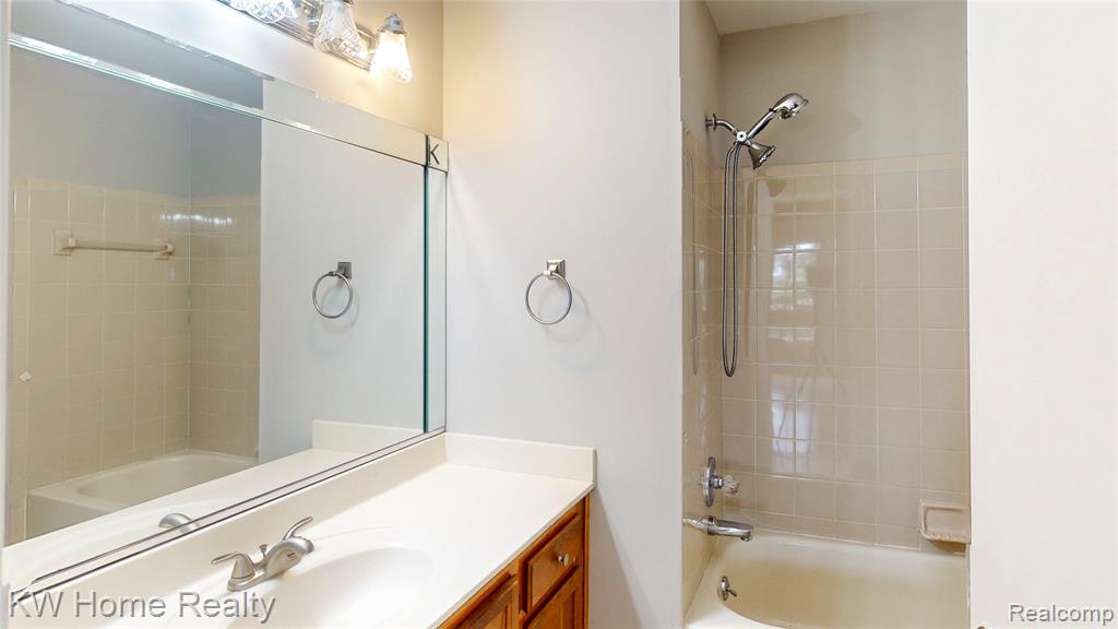 15769 Balfour Drive, 22, Macomb, MI 48044 — Photo 8