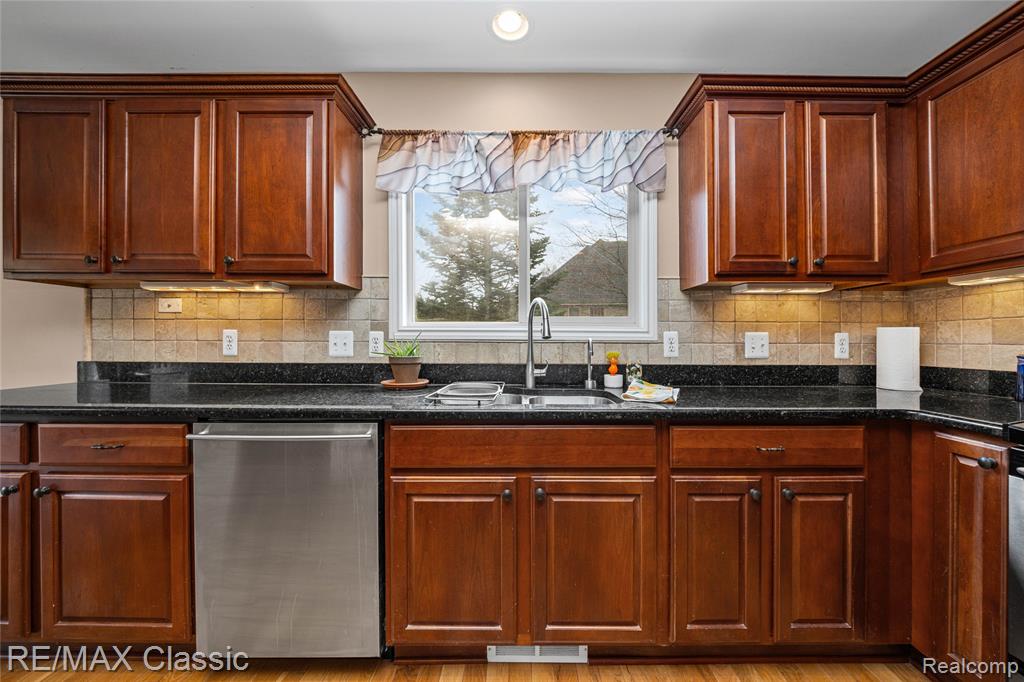 4930 Menominee Lane, Clarkston, MI 48348 — Photo 29