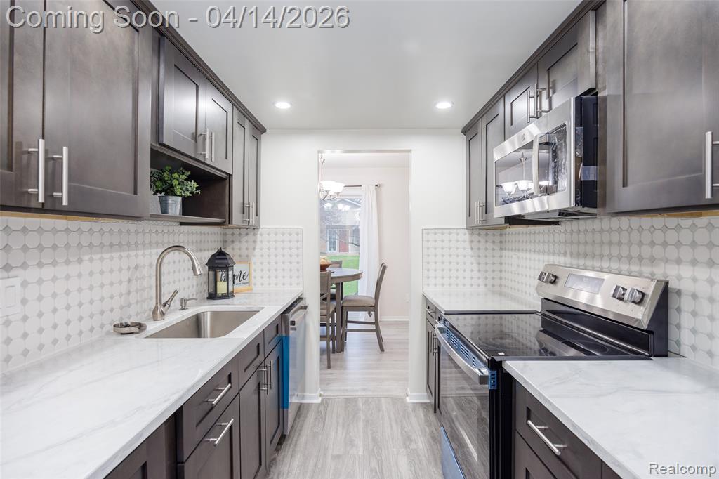 933 Kirts Boulevard, Troy, MI 48084 — Photo 10