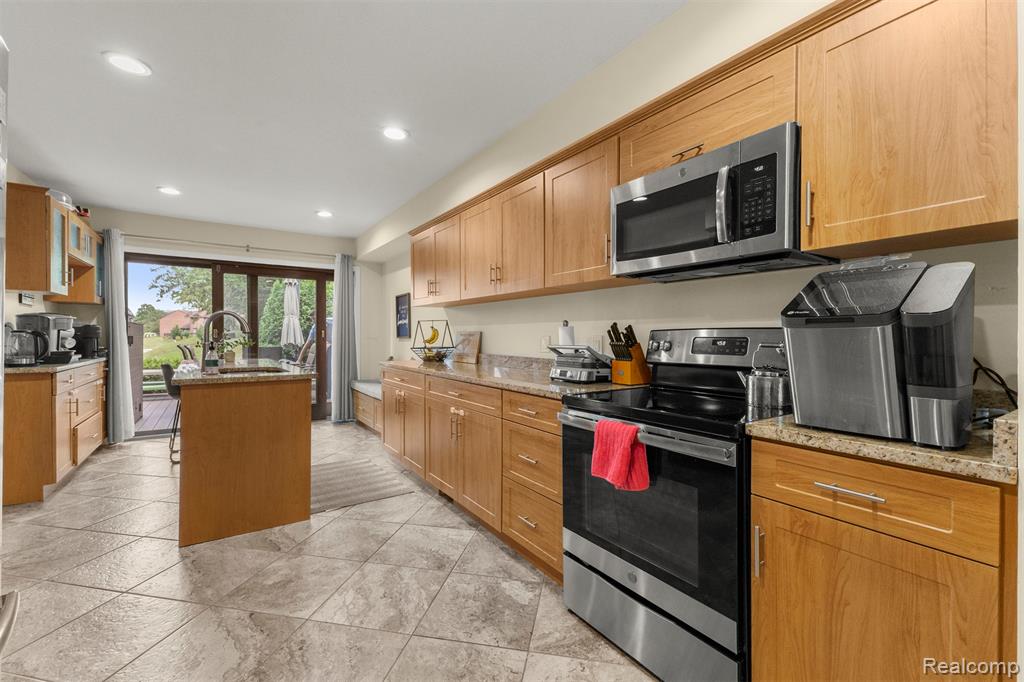3011 Lindenwood Drive, Dearborn, MI 48120 — Photo 10