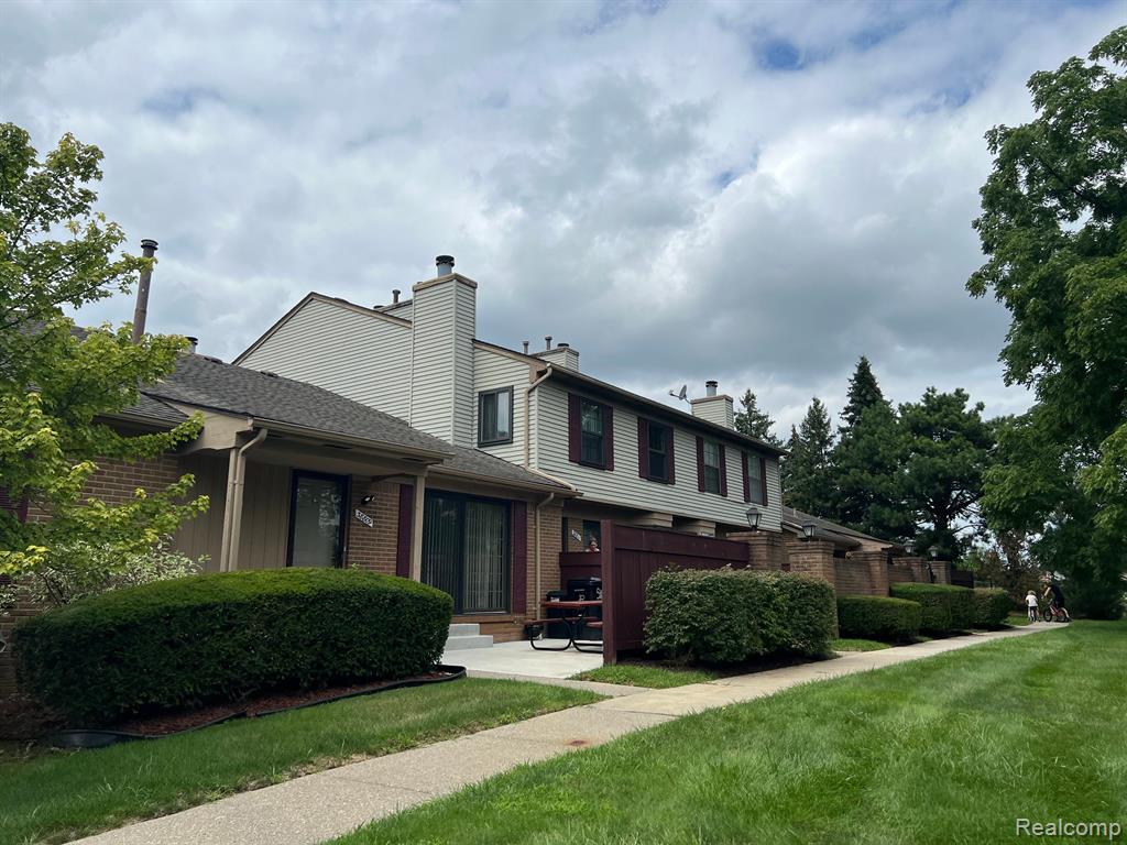 38811 COUNTRY Circle, Farmington Hills, MI 48331 — Photo 2