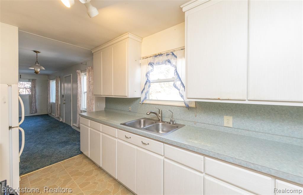 656 S CASS LAKE Road, Waterford, MI 48328 — Photo 20