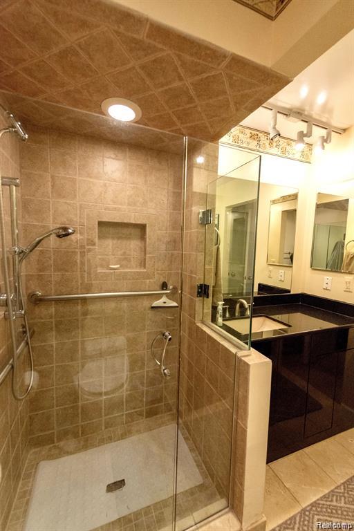 4426 Knightsbridge Lane, West Bloomfield, MI 48323 — Photo 26