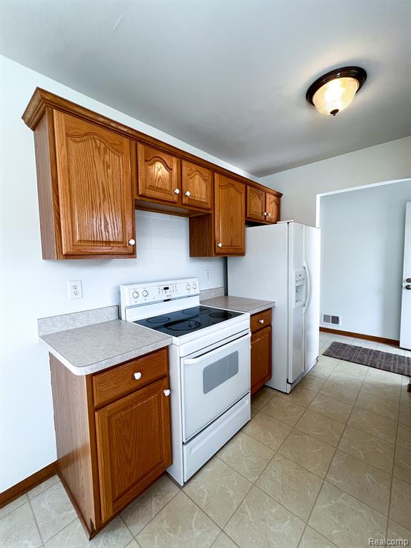 7835 E RIDGE Drive, Almont, MI 48003 — Photo 10