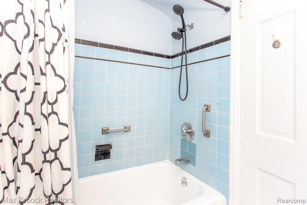 25830 Berkley Avenue, Huntington Woods, MI — Photo 30