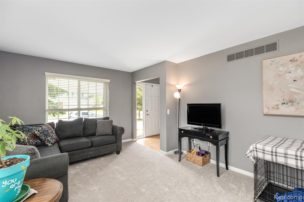 1018 SHETLAND Drive, South Lyon, MI 48178 — Photo 9