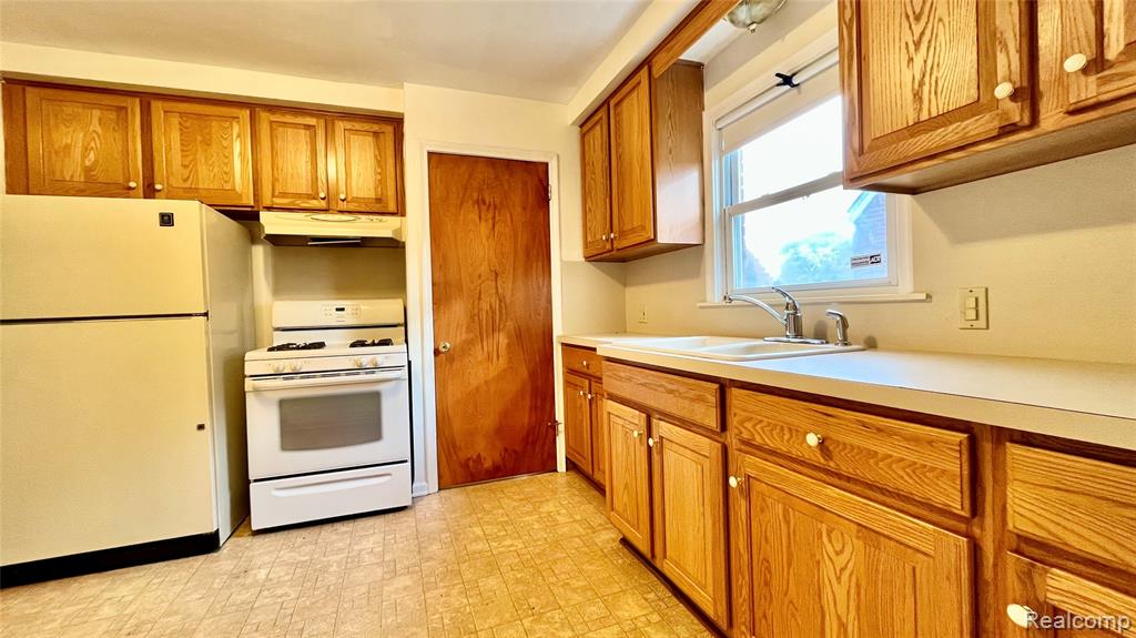 8252 Dale Street, Dearborn Heights, MI 48127 — Photo 8