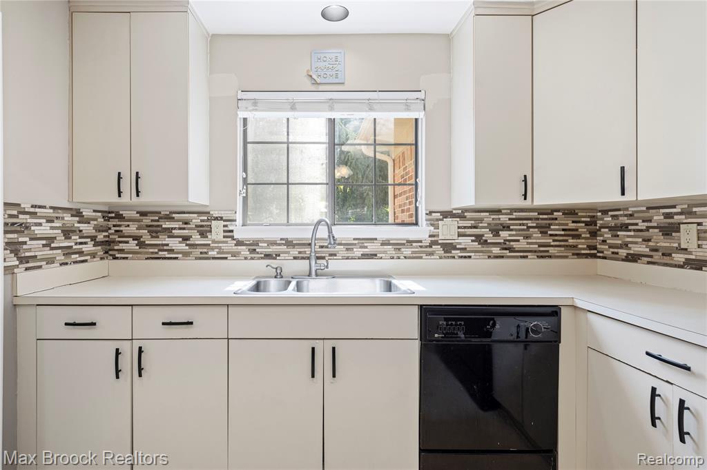 29664 Pine Ridge Circle, Farmington Hills, MI 48331 — Photo 14