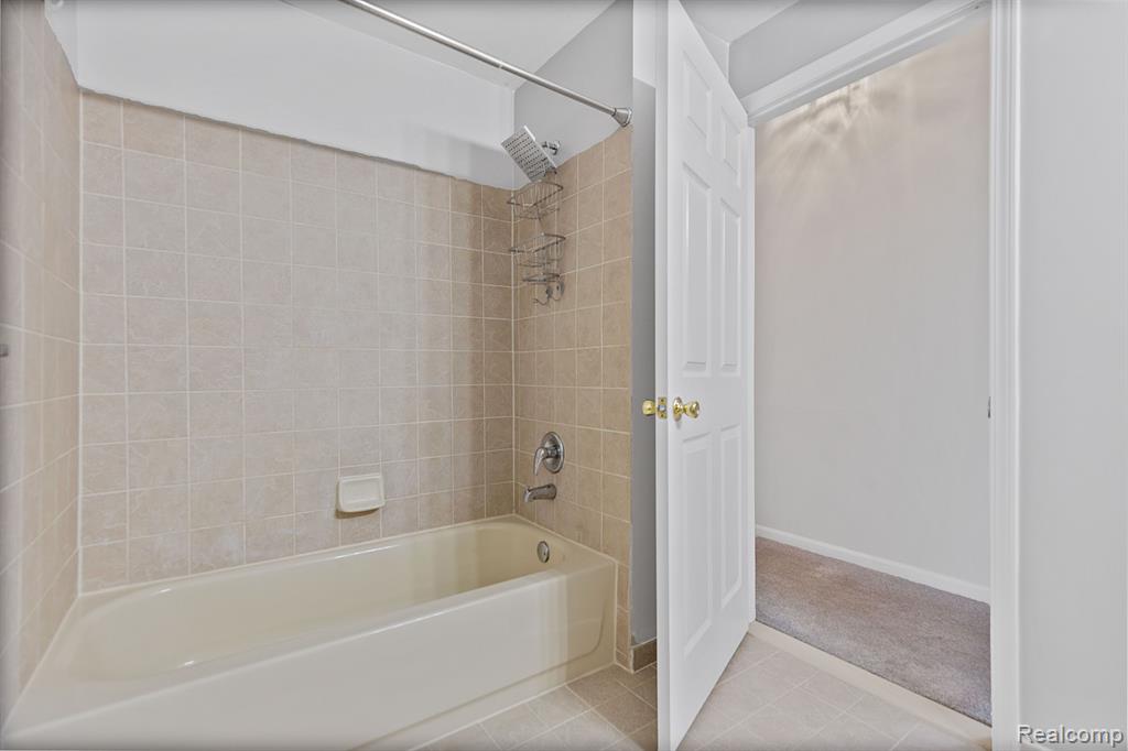 1924 FLAGSTONE Circle, Rochester, MI 48307 — Photo 19