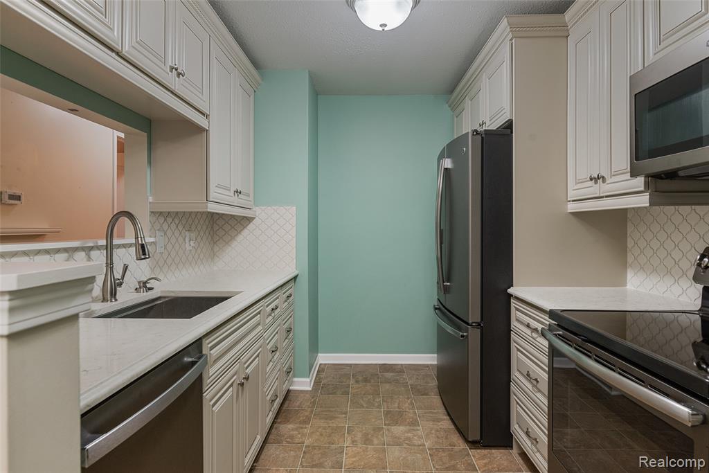 332 Marigold Circle, Westland, MI — Photo 10
