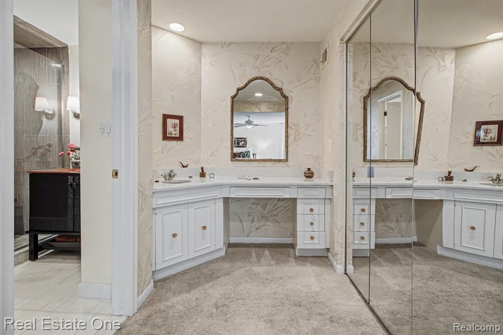 7174 Creeks Crossing, West Bloomfield, MI — Photo 20