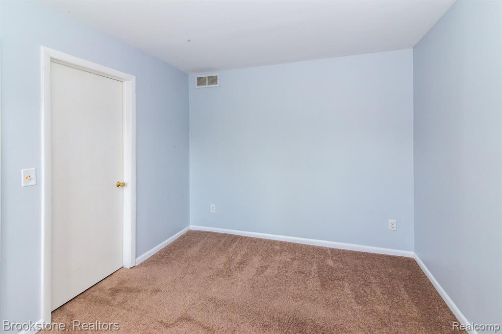 8352 LAKEVIEW Drive, Ypsilanti, MI 48198 — Photo 16