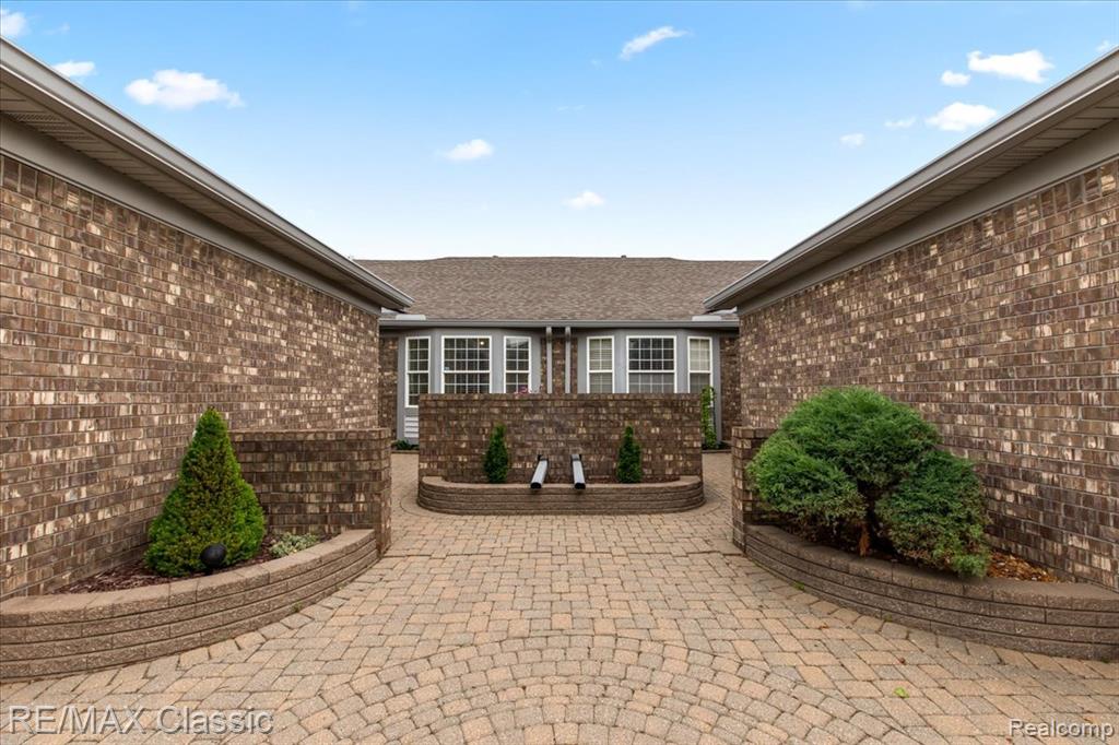 48728 Sundance Court, Shelby Twp, MI 48315 — Photo 2