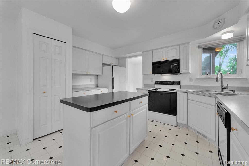 41899 CONNERWOOD Court, Canton, MI 48187 — Photo 9