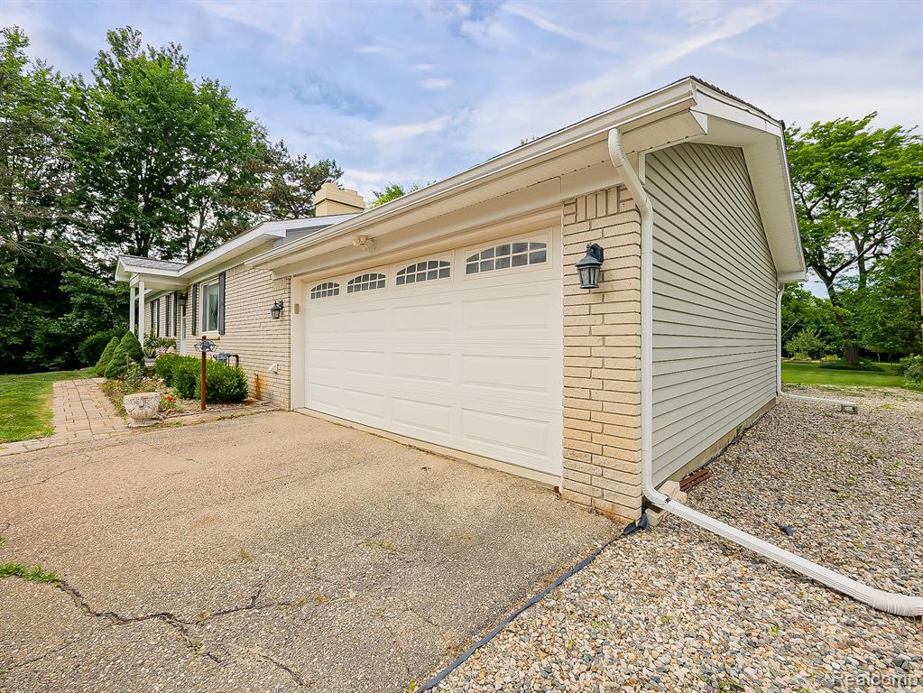 52010 11 Mile Road, South Lyon, MI 48178 — Photo 35