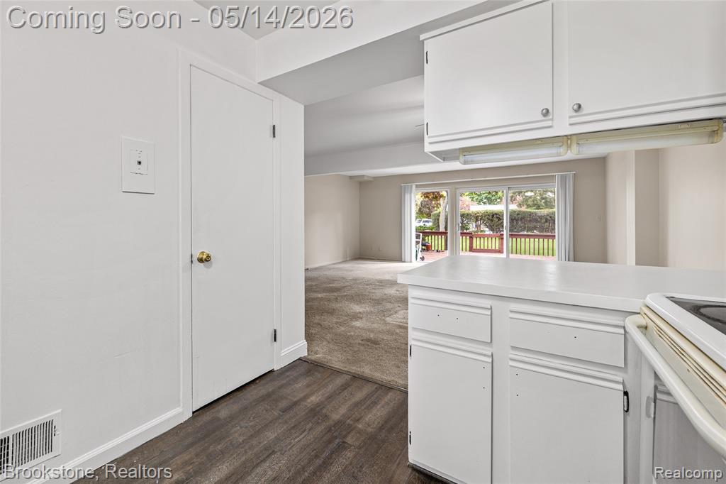 819 Kirts Boulevard, Troy, MI 48084 — Photo 12