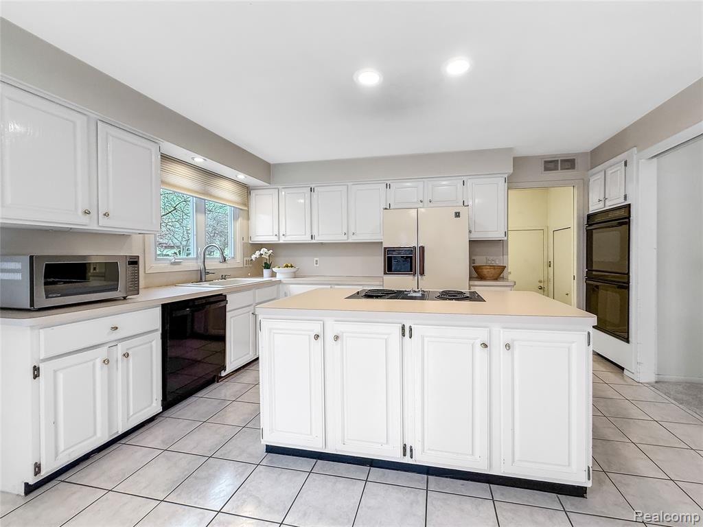 6953 Pebble Park Circle, 68, West Bloomfield, MI — Photo 13