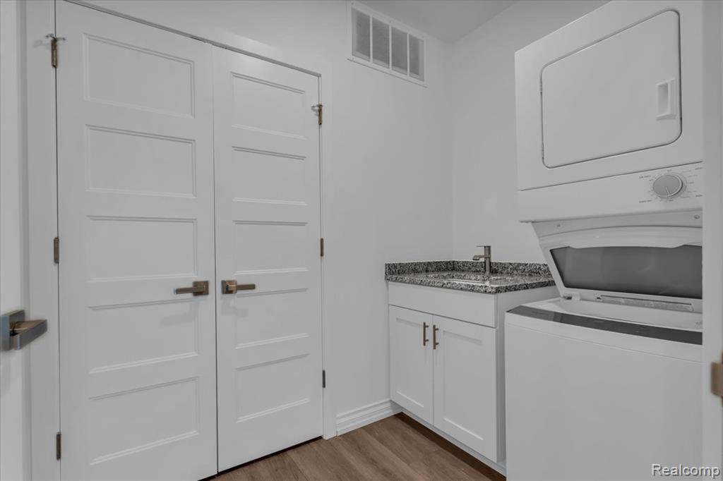 166 OAK Street, Wyandotte, MI, 48192