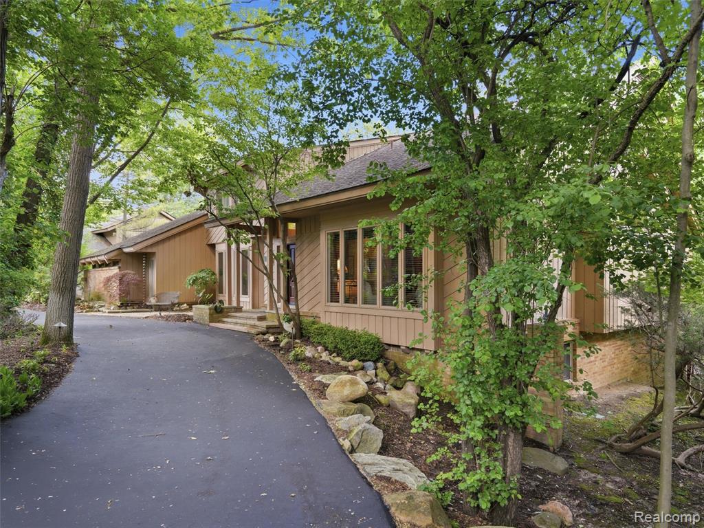 4751 Rolling Ridge Road, West Bloomfield, MI 48323 — Photo 2
