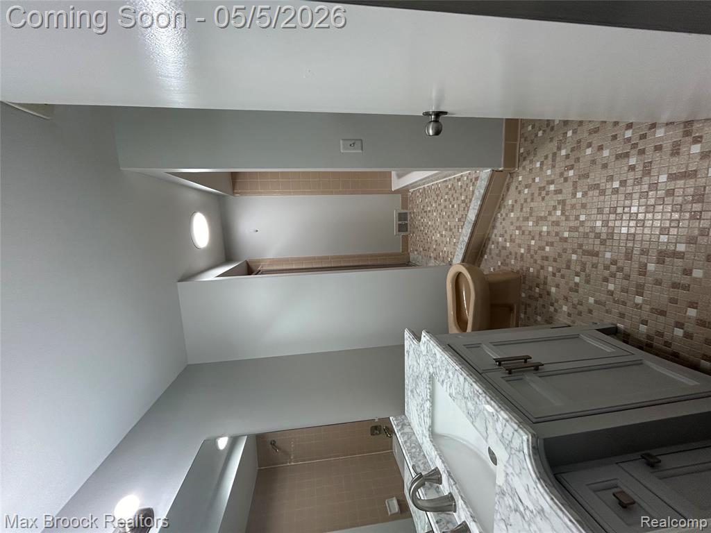 2081 BABCOCK Drive, Troy, MI 48084 — Photo 19