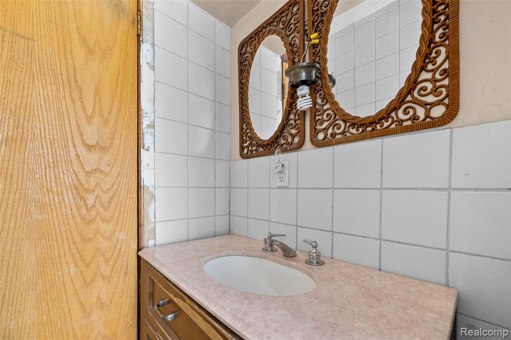 2016 Atkinson Street, Detroit, MI 48206 — Photo 12