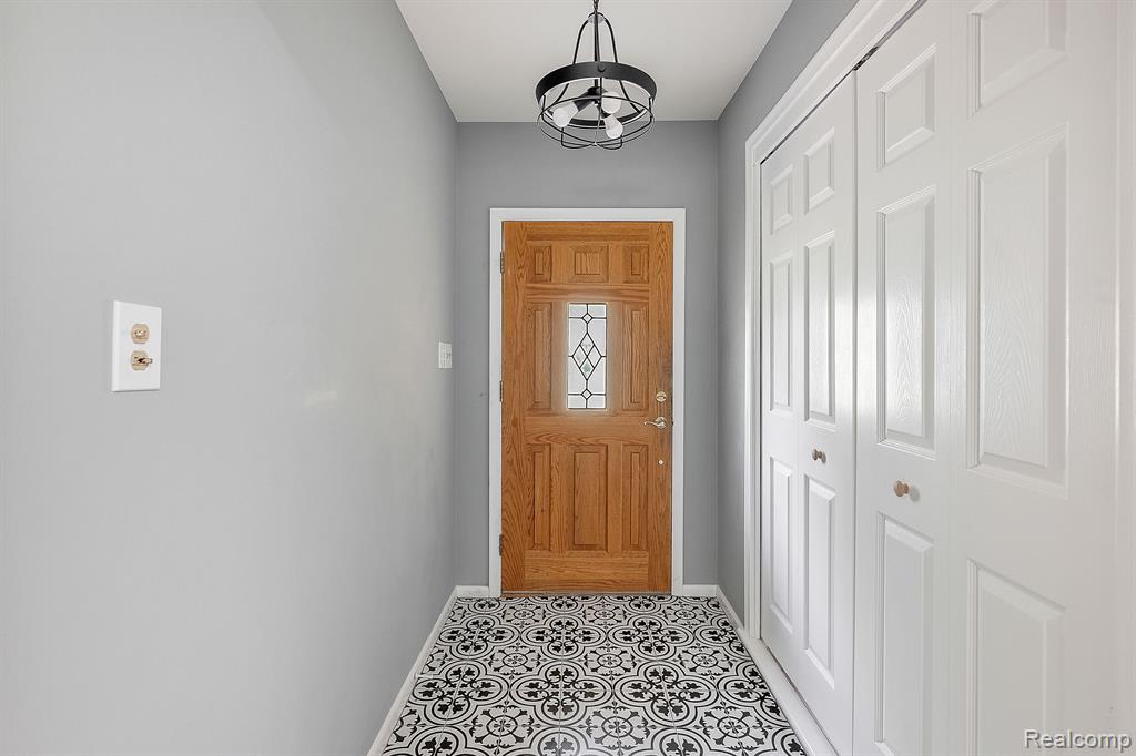 600 WOODCREST Drive, Dearborn, MI 48124 — Photo 5