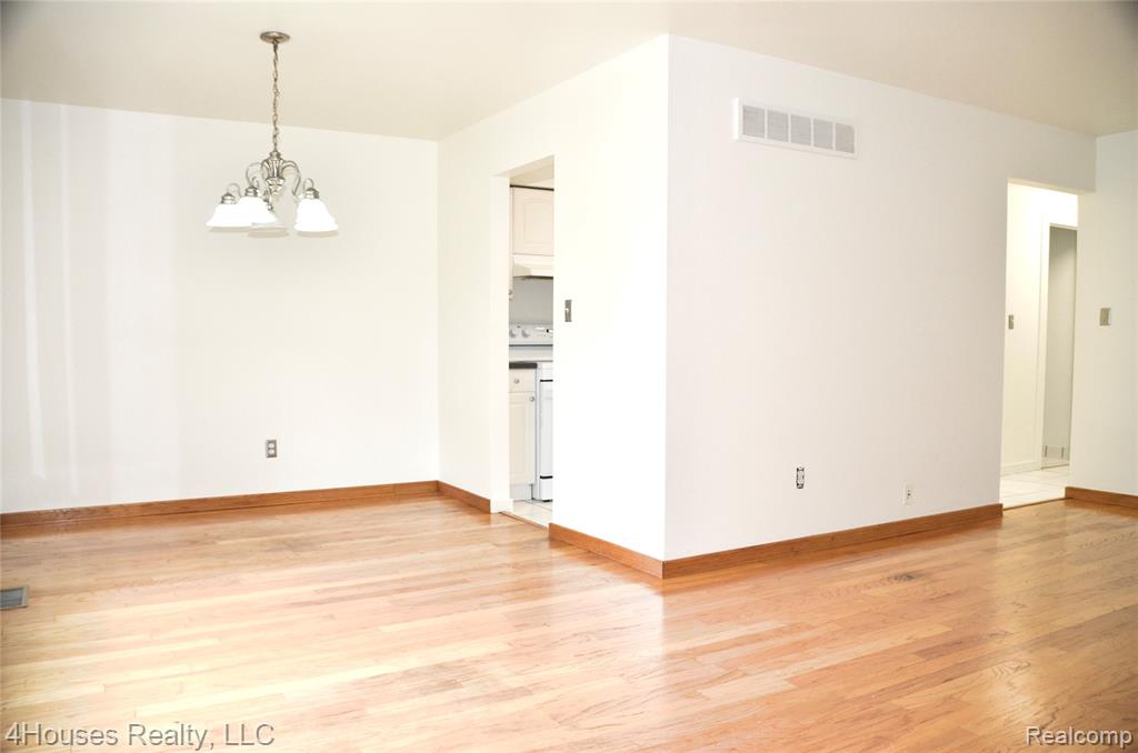 737 E Fox Hills Drive, 180, Bloomfield Hills, MI 48304 — Photo 2