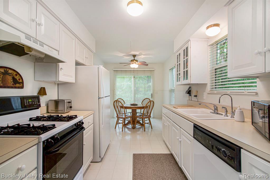 5802 Fernlands Avenue, Hamburg, MI — Photo 3