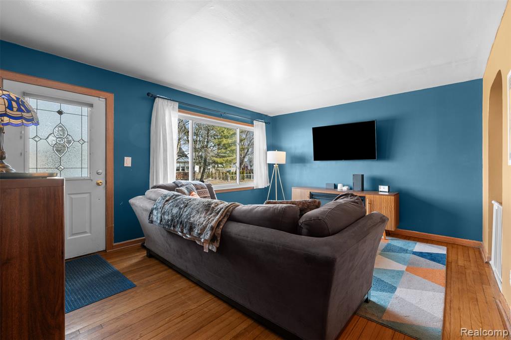 592 E Dallas Avenue, Madison Heights, MI 48071 — Photo 3