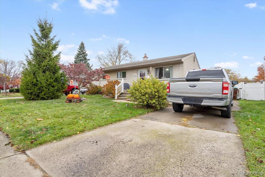 23512 Huron River Drive, Rockwood, MI — Photo 2