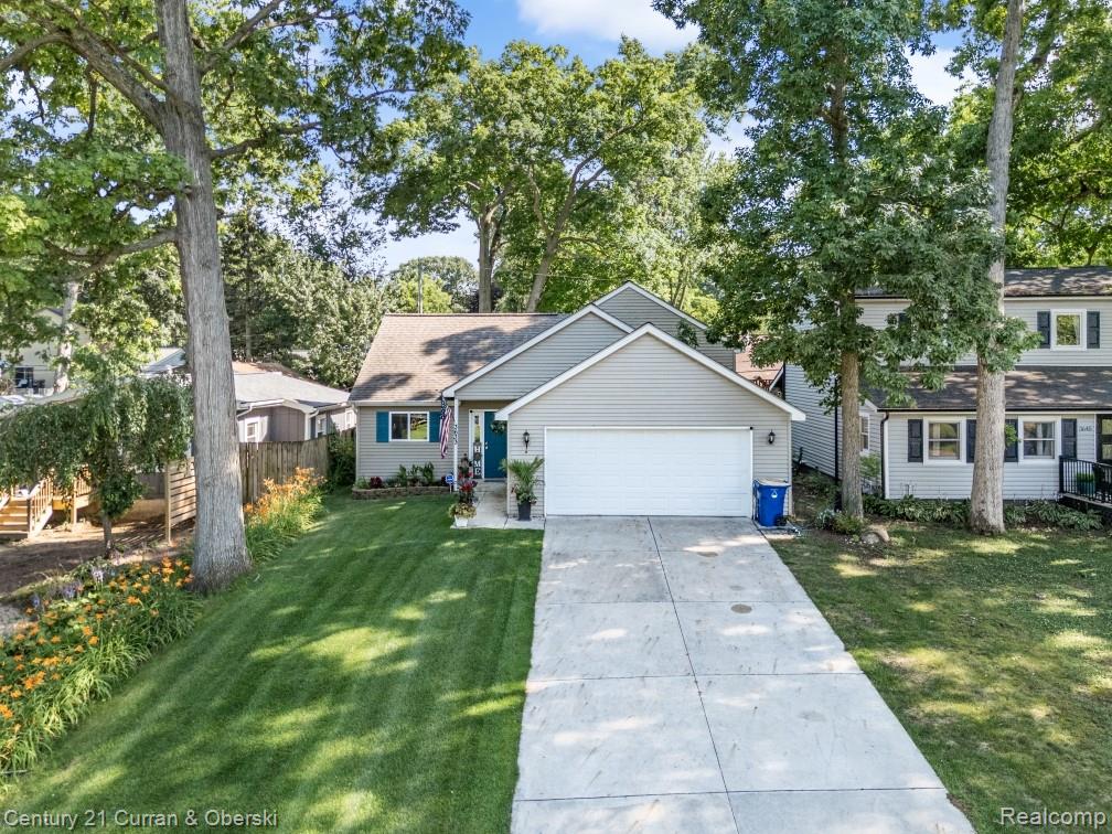 3633 Richmond St, Waterford, MI 48328 — front exterior