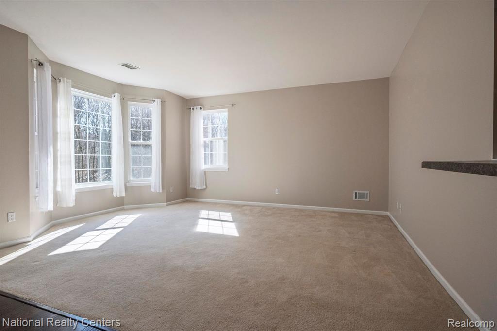 693 ABBINGTON Court, Howell, MI 48843 — Photo 4