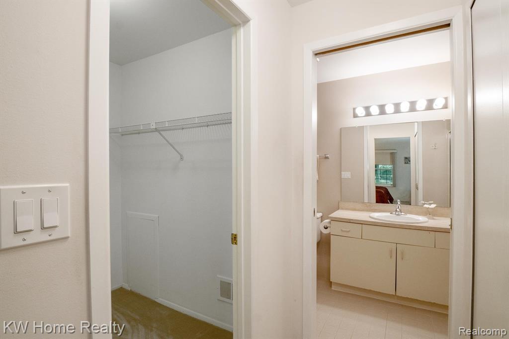 29691 Pine Ridge Circle, Farmington Hills, MI 48331 — Photo 23