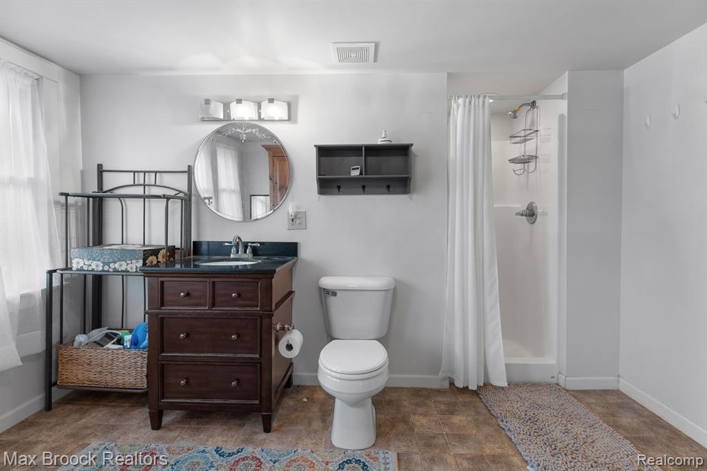 611 W SAINT CLAIR Street, Almont, MI 48003 — Photo 16