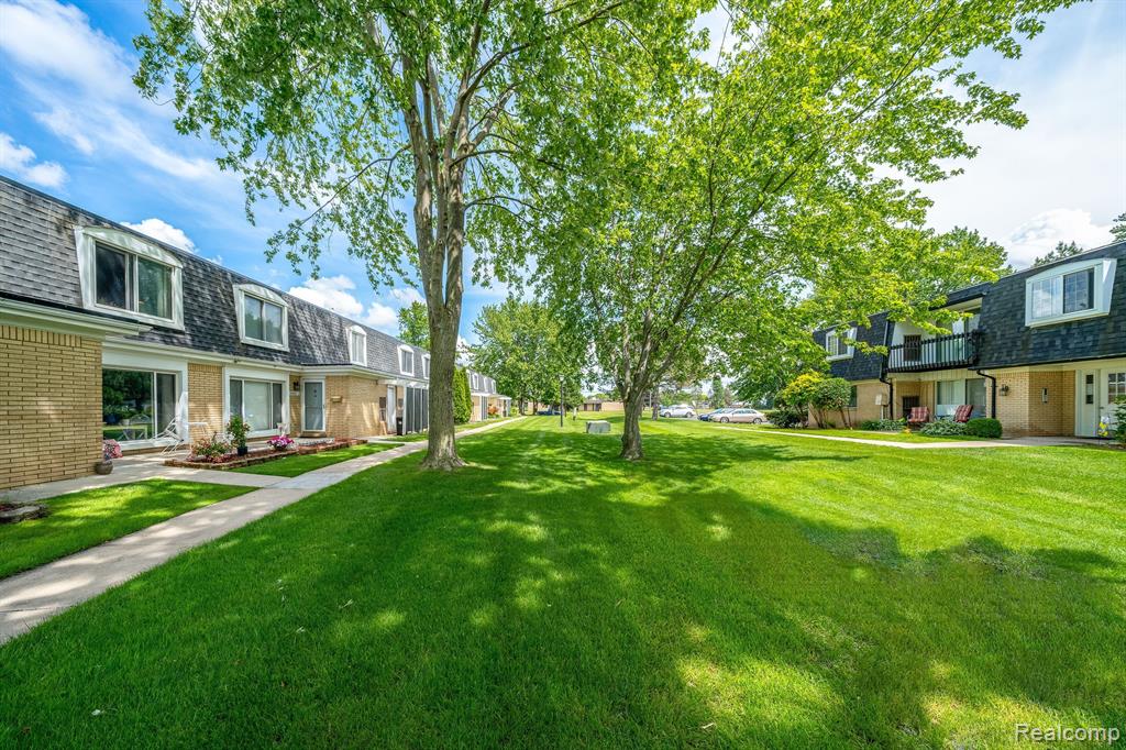 29960 CITY CENTER Drive, 2, Warren, MI 48093 — Photo 2