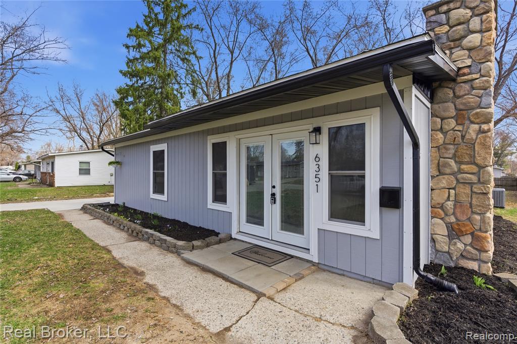 6351 Beth, Brighton, MI 48116 — Photo 2