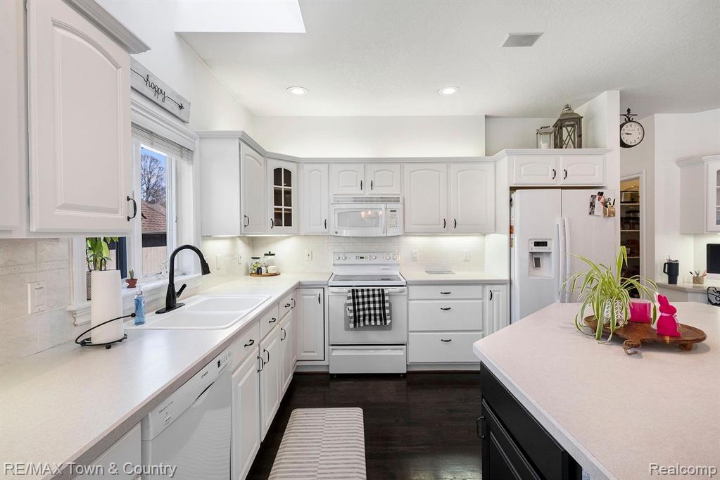 440 RIVER WOODS Drive, Flushing, MI 48433 — Photo 10