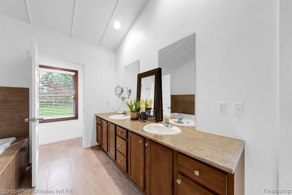 561 Yorkton Lane, Bloomfield Hills, MI 48304 — Photo 35