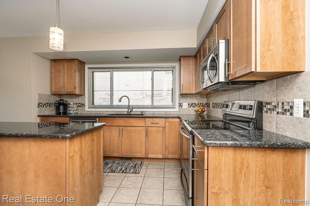 40323 FORDWICH Drive, Sterling Heights, MI 48310 — Photo 21