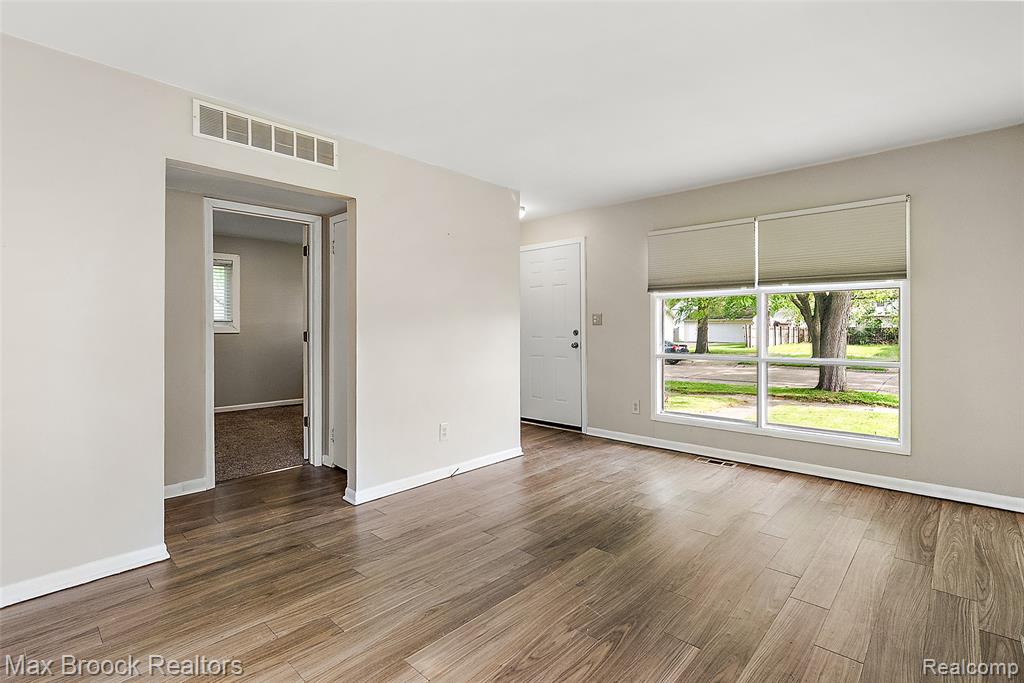 41 E Madge Avenue, Hazel Park, MI 48030 — Photo 2
