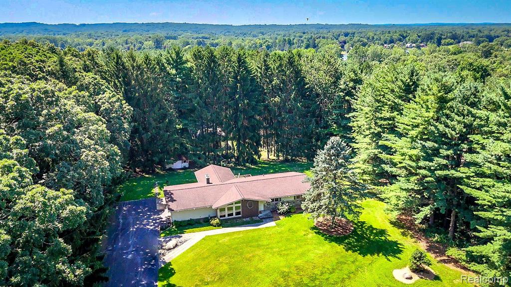 9245 PINE KNOB Road, Clarkston, MI 48348 — Photo 59